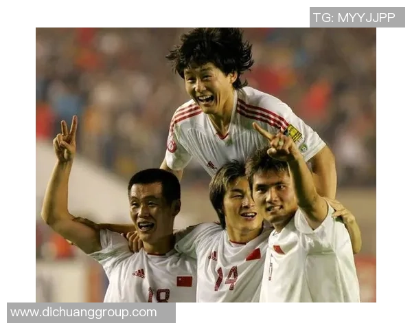 足球星球迷激情合照展现群体凝聚力与无限热爱,见证世界杯激情时刻